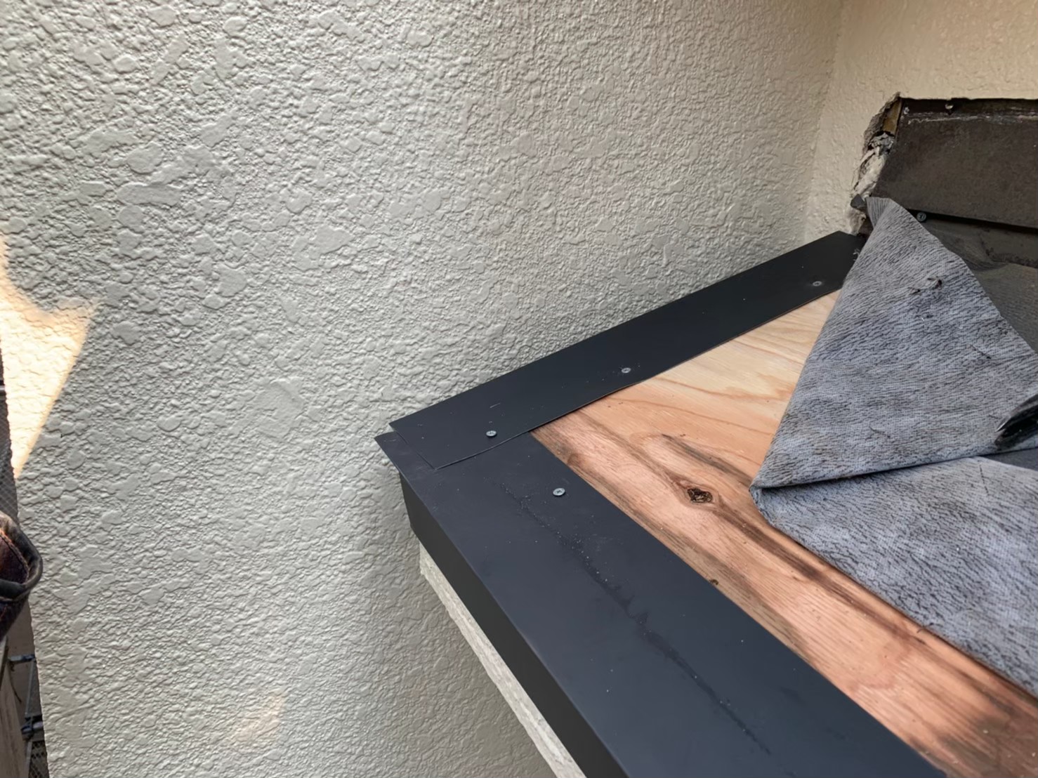 軒先に板金設置